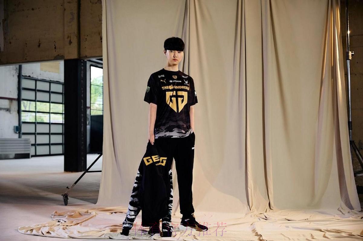 GEN官方公布新赛季队服:全新设计,黑金配色 GEN官方公布新赛季队服:全新设计,黑金配色