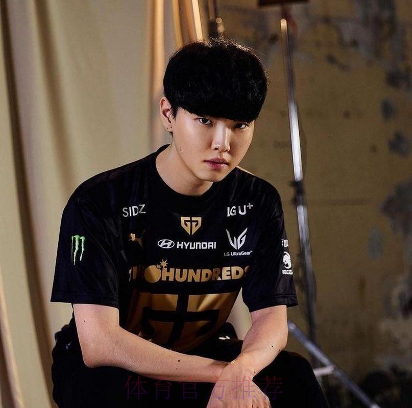 GEN官方公布新赛季队服:全新设计,黑金配色 GEN官方公布新赛季队服:全新设计,黑金配色